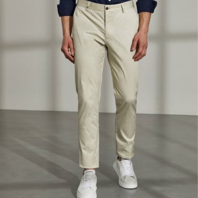 Calças chino regular fit com bolsos Lion of Porches