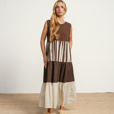 Vestido de corte fluido em combinação de tecidos SMF