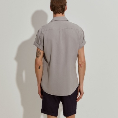 Camisa slim fit manga curta em liocel e linho Lion of Porches