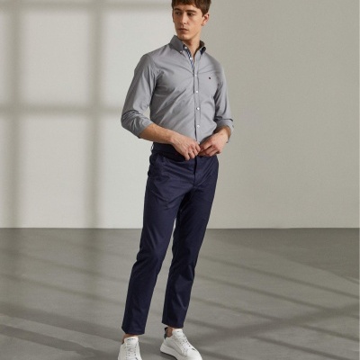 Calças chino regular fit com bolsos Lion of Porches