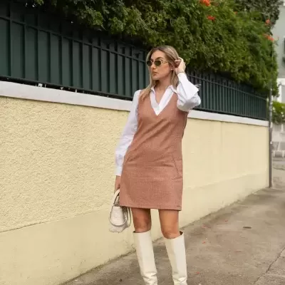 Vestido curto com decote em V Scripta