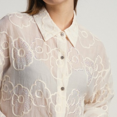 Camisa bordada com flores e brilhantes com transparência SMF