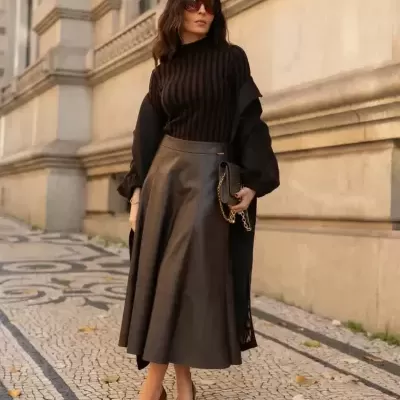 Saia midi com efeito couro Scripta