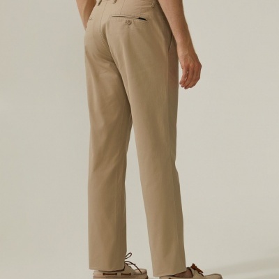 Calça chino com corte regular fit Decenio