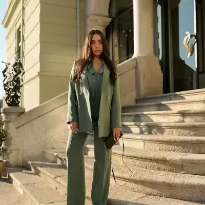 Calça com corte reto em tecido liso Scripta