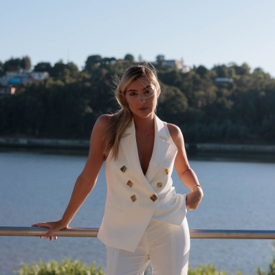 Calça com detalhe de corrente e aberturas Scripta