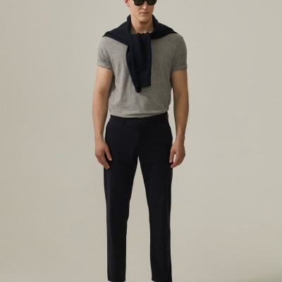 Calça chino com corte regular fit Decenio