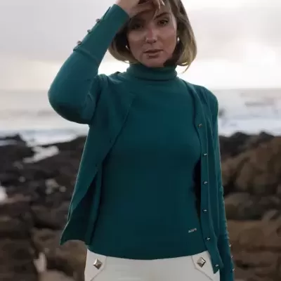 Camisola com detalhe de bordado na gola Scripta