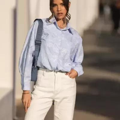 Camisa Azul com Bordado Floral Branco SPACCIO