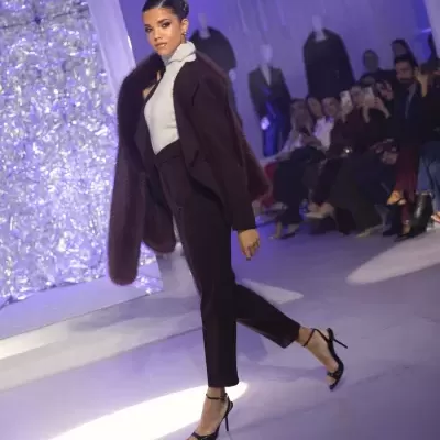 Calças Cintura Subida com Cinto SPACCIO BY CRISTINA