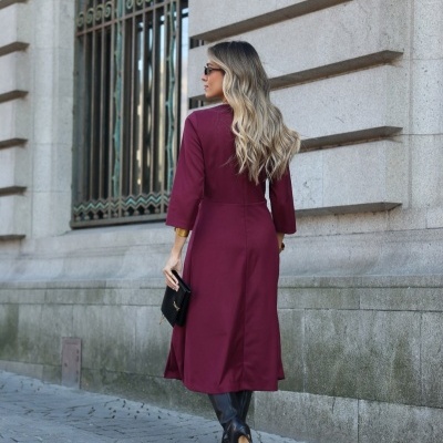 Vestido midi liso com detalhe de botões dourados Scripta