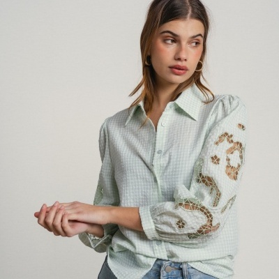 Camisa com bordado nas mangas SMF