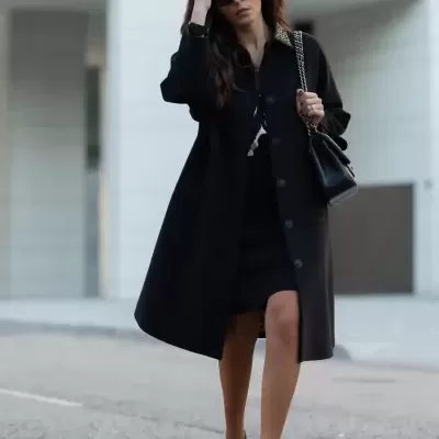 Casaco comprido com efeito de brilhantes na gola Scripta