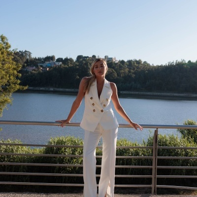 Calça com detalhe de corrente e aberturas Scripta