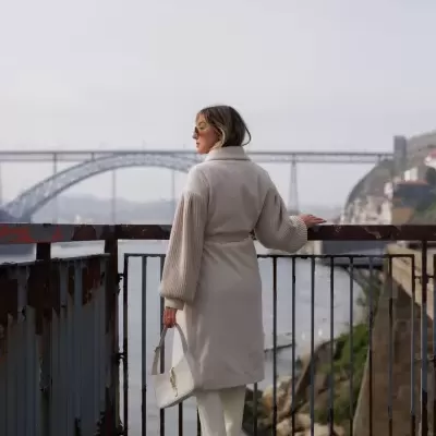 Casaco comprido com detalhe de mangas em malha Scripta