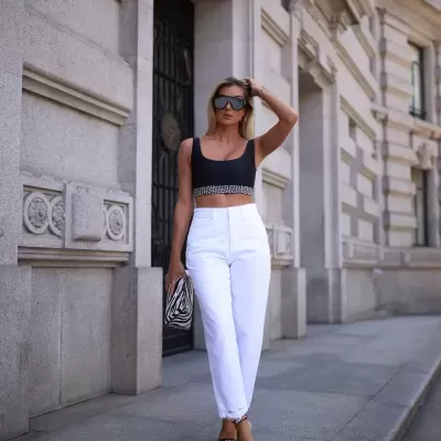 Calça de ganga branca com detalhe de rasgões Scripta