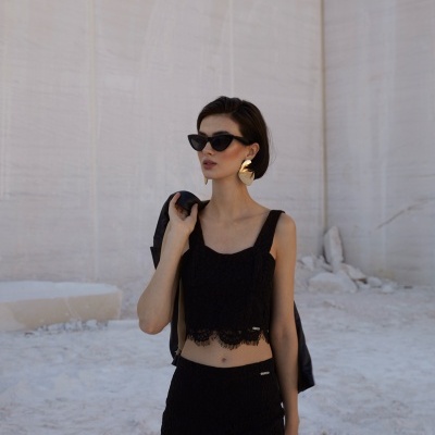 TOP CURTO TIPO CORSETRY EM RENDA SAHOCO