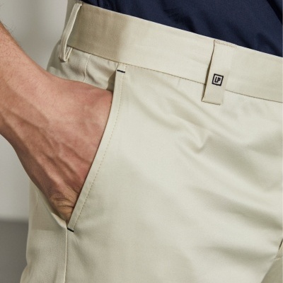 Calças chino regular fit com bolsos Lion of Porches