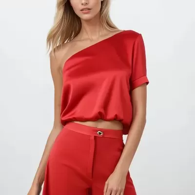 Top acetinado assimétrico com colar Sahoco