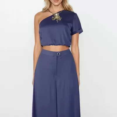 Top acetinado assimétrico com colar Sahoco