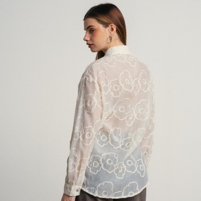 Camisa bordada com flores e brilhantes com transparência SMF