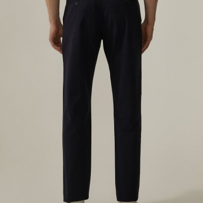 Calça chino com corte regular fit Decenio