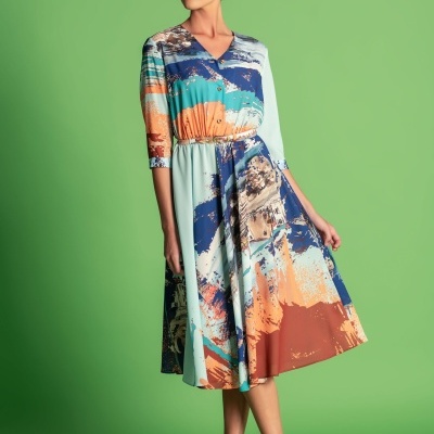 Vestido com manga 3/4, godê e decote em bico Pooze