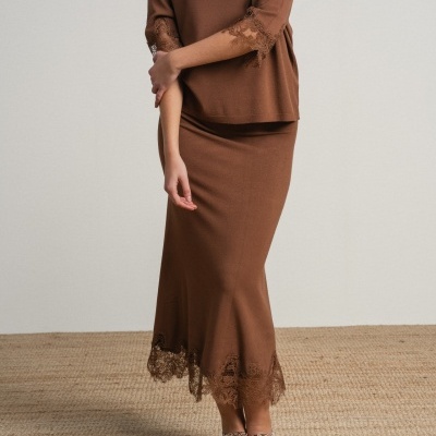 Conjunto de camisola e saia com bordado ingles SMF