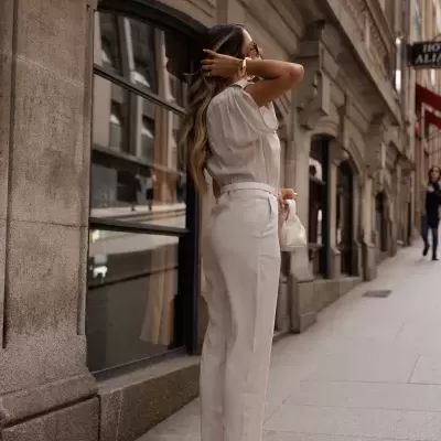 Macacão com detalhe de cinto personalizado Scripta