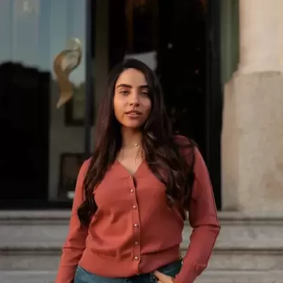 Casaco com detalhe na manga e gola em V Scripta