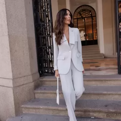 Calça com corte reto em tecido liso Scripta