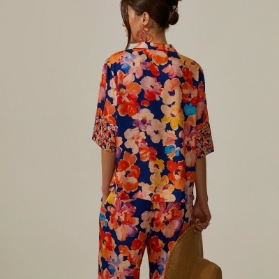 Camisa manga curta com padrão floral Decenio