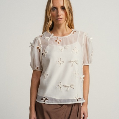 Blusa com flores bordadas e laços com manga balão com trans SMF