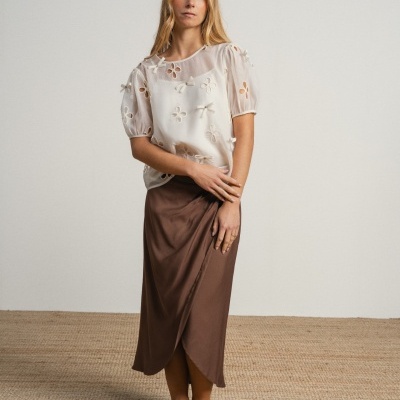 Blusa com flores bordadas e laços com manga balão com trans SMF