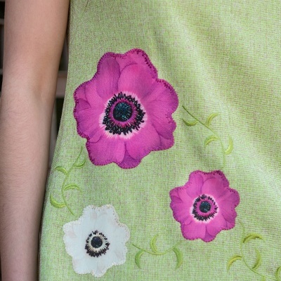 VESTIDO CURTO APLICAÇÃO FLORES SAHOCO