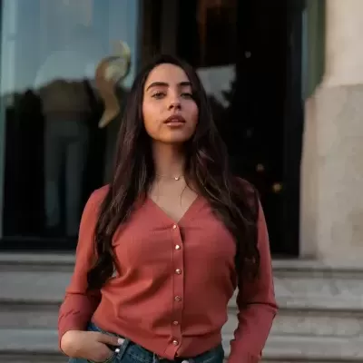 Casaco com detalhe na manga e gola em V Scripta