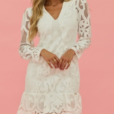 Vestido em renda com decote V Scripta