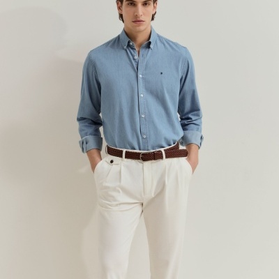 Camisa regular fit em ganga de algodão Lion of Porches
