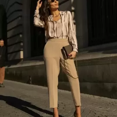 Blusa estampada com pormenor metálico no decote Scripta