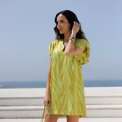 Vestido estampado curto com folhos nos ombros Scripta