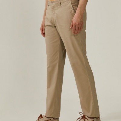 Calça chino com corte regular fit Decenio