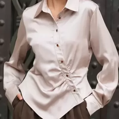 Camisa Acetinada com Cintura Franzida Spaccio