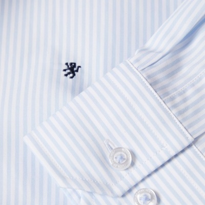 Camisa slim fit em algodão às riscas