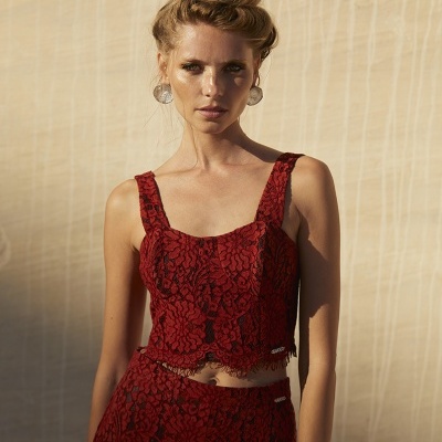 TOP CURTO TIPO CORSETRY EM RENDA SAHOCO