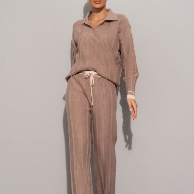 Conjunto de polo e calça em malha trabalhada com risca Ferrache