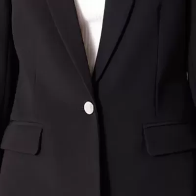 Blazer curto com gola de lapela e bolsos falsos com aba Naf Naf