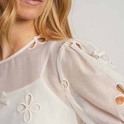 Blusa com flores bordadas e laços com manga balão com trans SMF