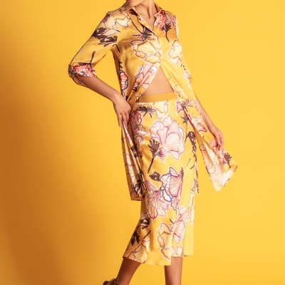 Túnica acetinada aberturas laterais e manga de 3/4 Pooze