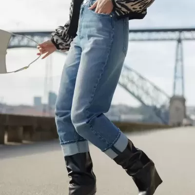 Calça corte solto com detalhe de beirola Scripta