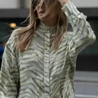 Blusa estampada com folho na gola Scripta